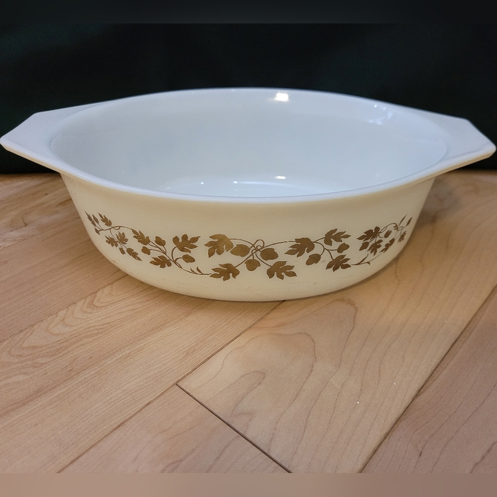 Vintage Pyrex Golden Acorn 1.5 Qt Baking Dish